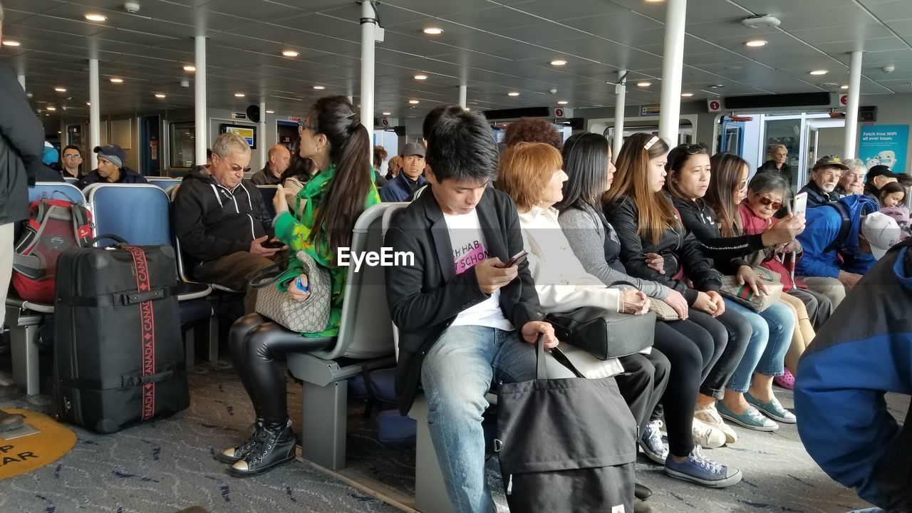 GROUP OF PEOPLE SITTING IN LAPTOP