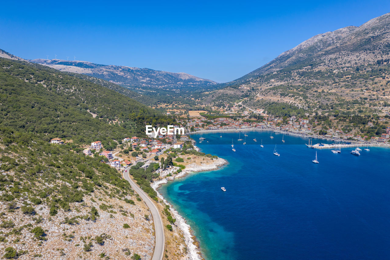 HIGH ANGLE VIEW OF SEA AND MOUNTAINS AGAINST SKY