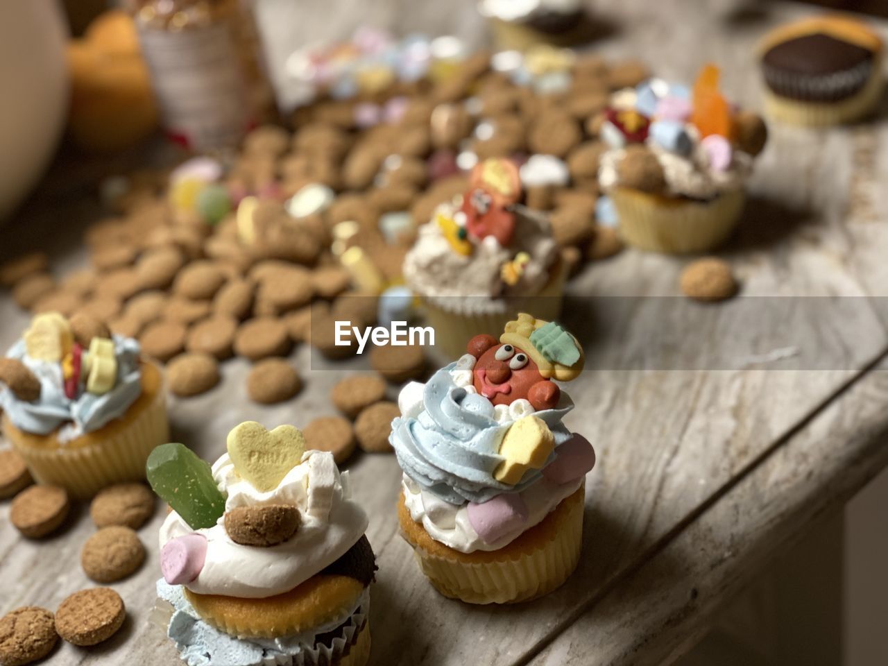 HIGH ANGLE VIEW OF CUPCAKES IN PLATE ON TABLE