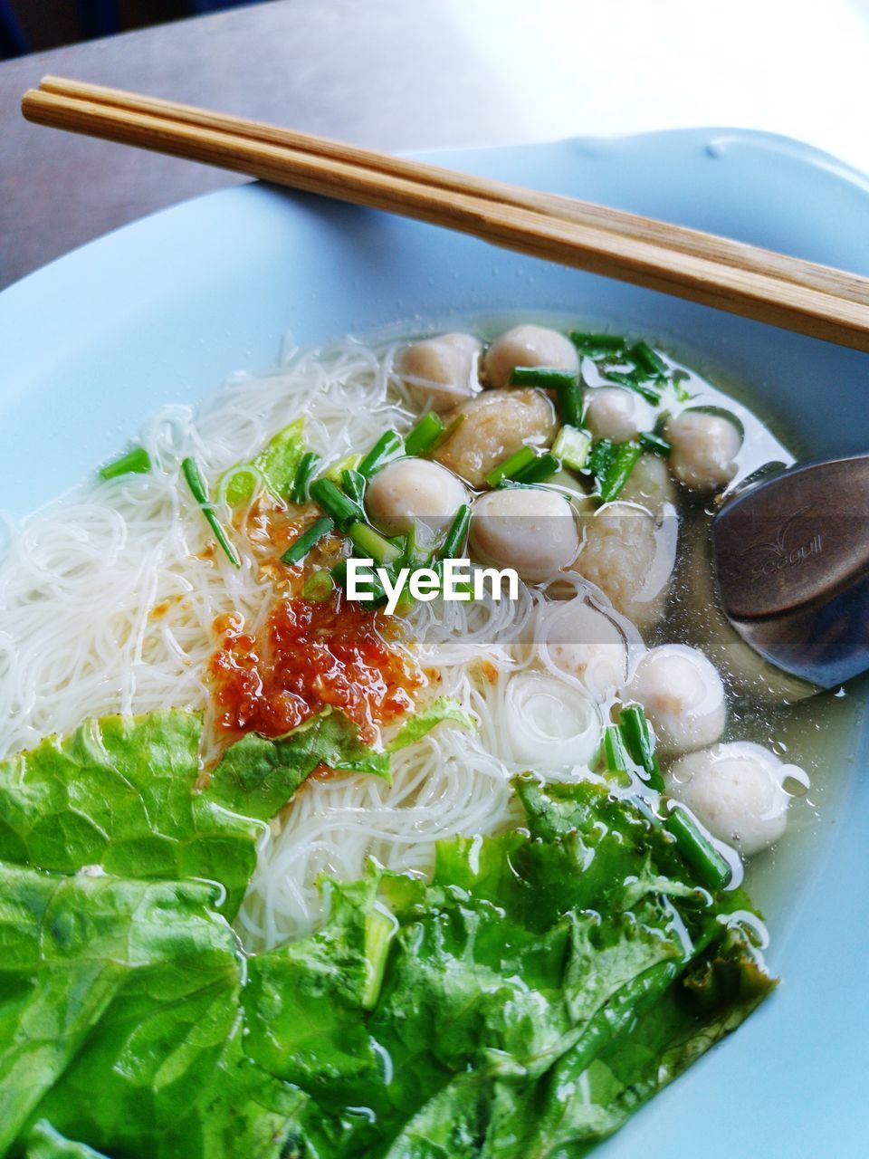 HIGH ANGLE VIEW OF FOOD ON TABLE