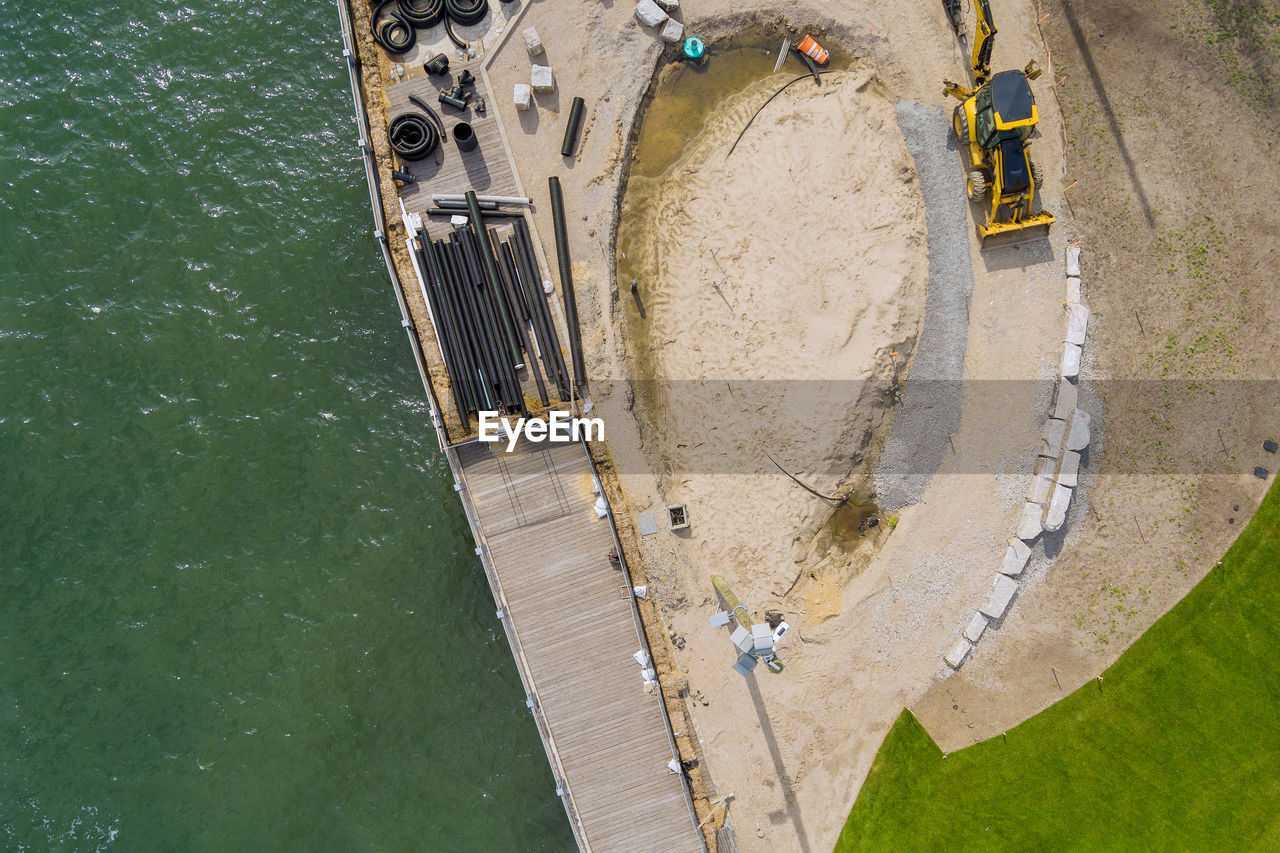 HIGH ANGLE VIEW OF CONSTRUCTION SITE AT SEA
