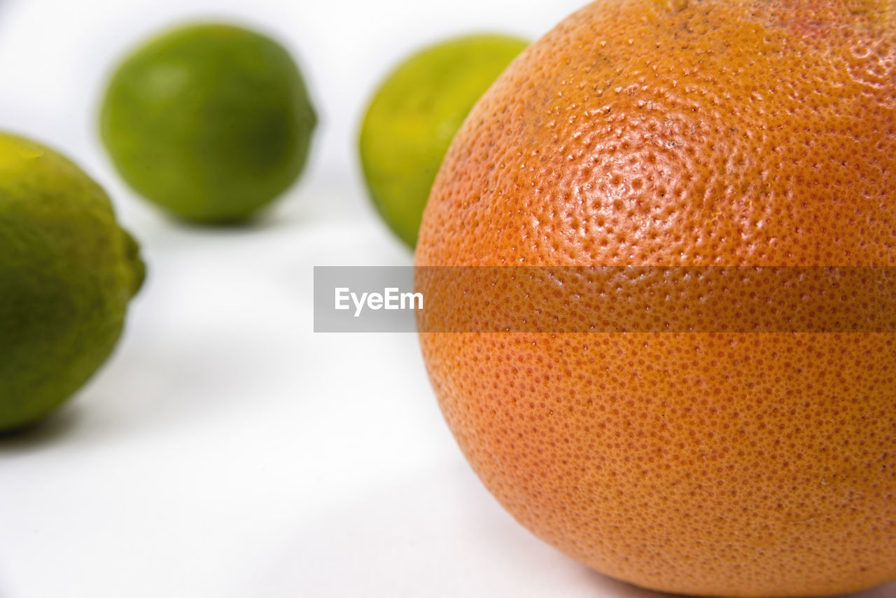 CLOSE-UP OF ORANGE SLICES ON TABLE