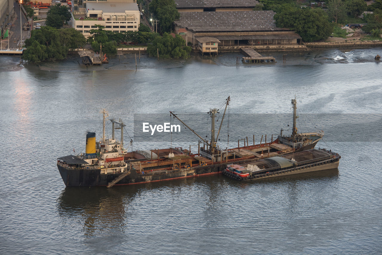 HIGH ANGLE VIEW OF BOAT IN RIVER