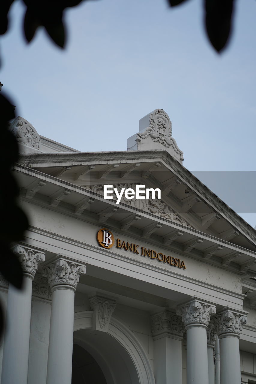 LOW ANGLE VIEW OF HISTORICAL BUILDING AGAINST SKY