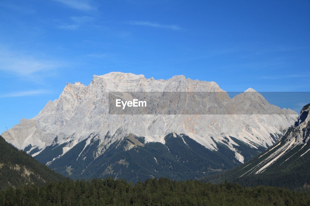 PANORAMIC VIEW OF SNOWCAPPED MOUNTAINS AGAINST SKY