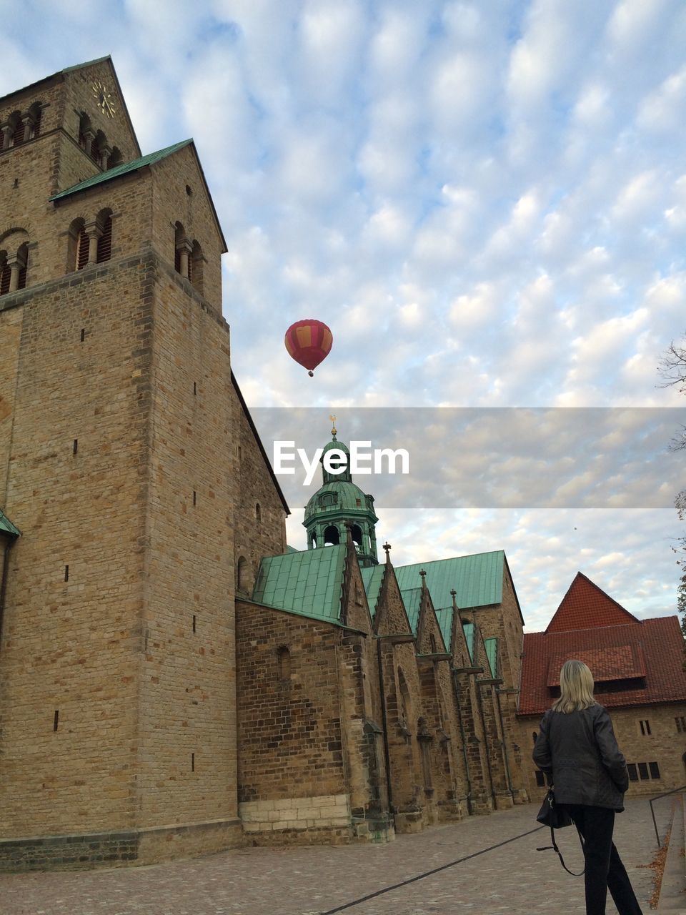 LOW ANGLE VIEW OF BUILDINGS AGAINST CLOUDY SKY