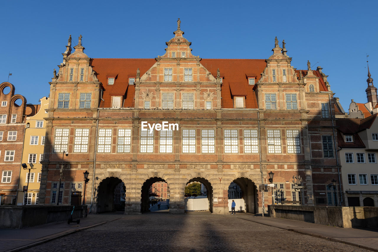 LOW ANGLE VIEW OF HISTORIC BUILDING AGAINST CLEAR SKY