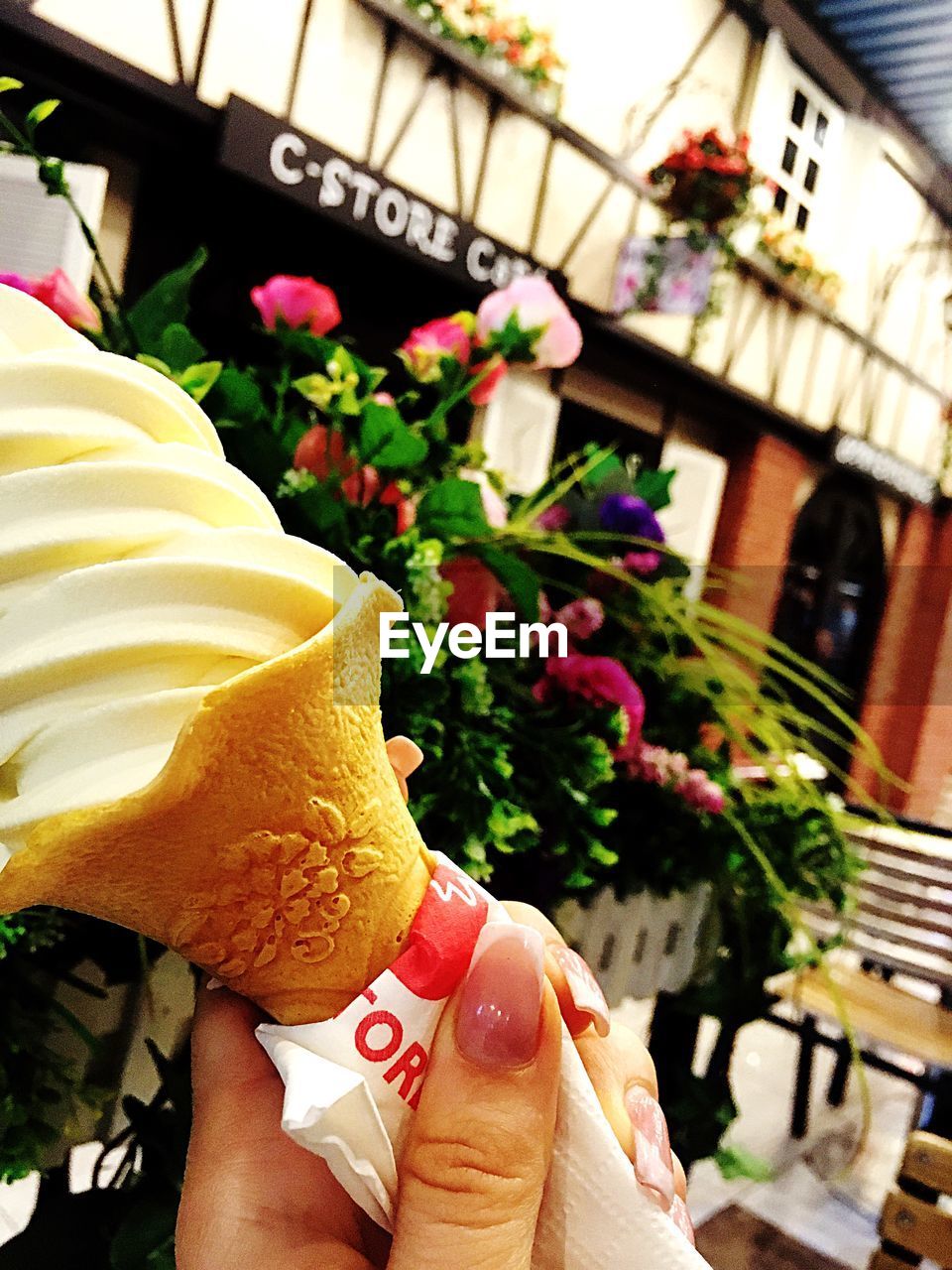 CROPPED IMAGE OF MAN HOLDING FLOWER