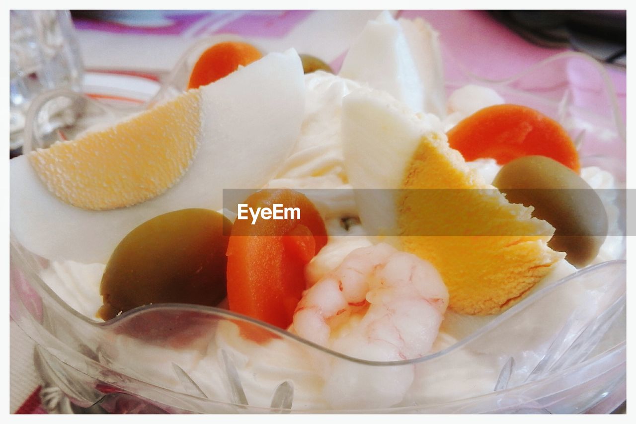 CLOSE-UP OF FRUIT SALAD IN BOWL