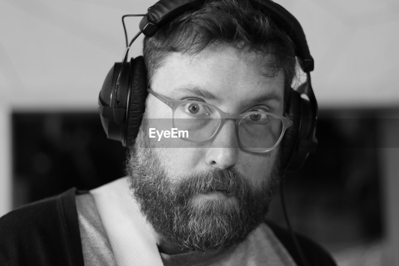 CLOSE-UP PORTRAIT OF MAN WEARING EYEGLASSES