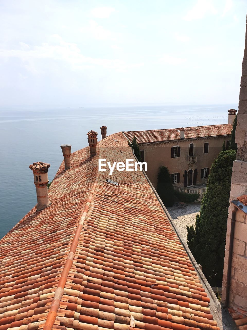 SEA BY BUILDINGS AGAINST SKY