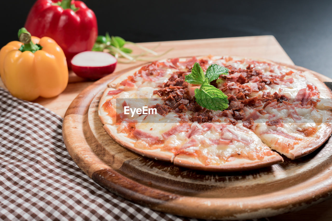 CLOSE-UP OF PIZZA ON PLATE