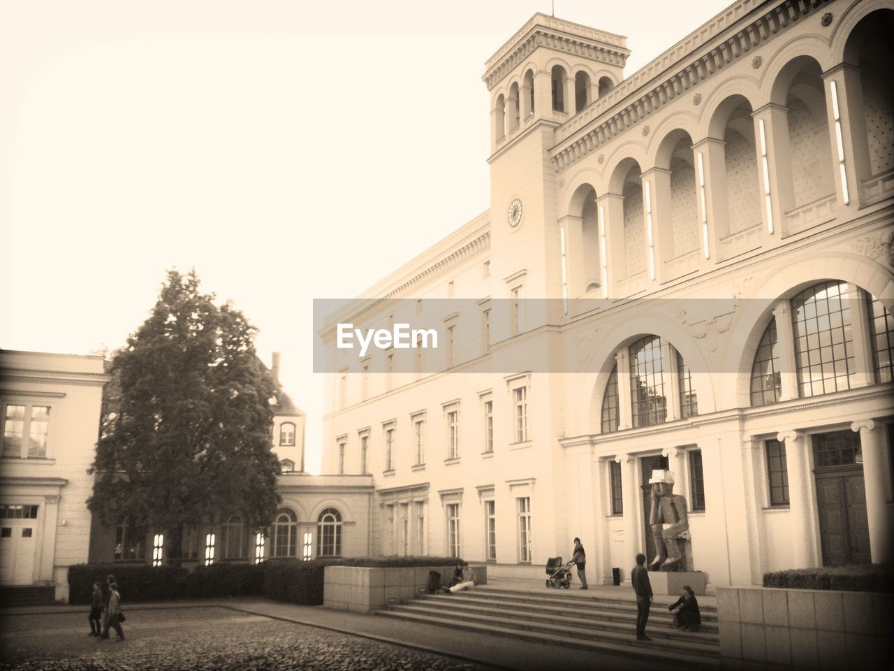 VIEW OF BUILDINGS IN CITY