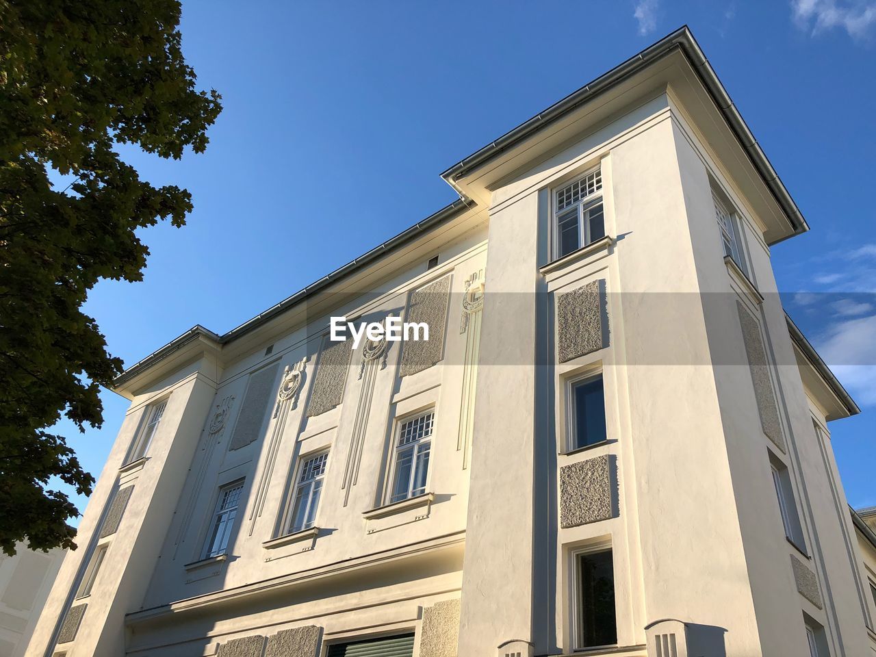 LOW ANGLE VIEW OF BUILDING AGAINST BLUE SKY