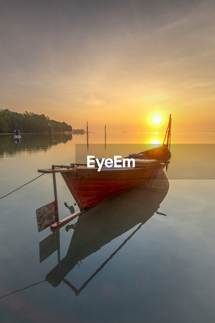 SCENIC VIEW OF SEA AGAINST SKY AT SUNSET