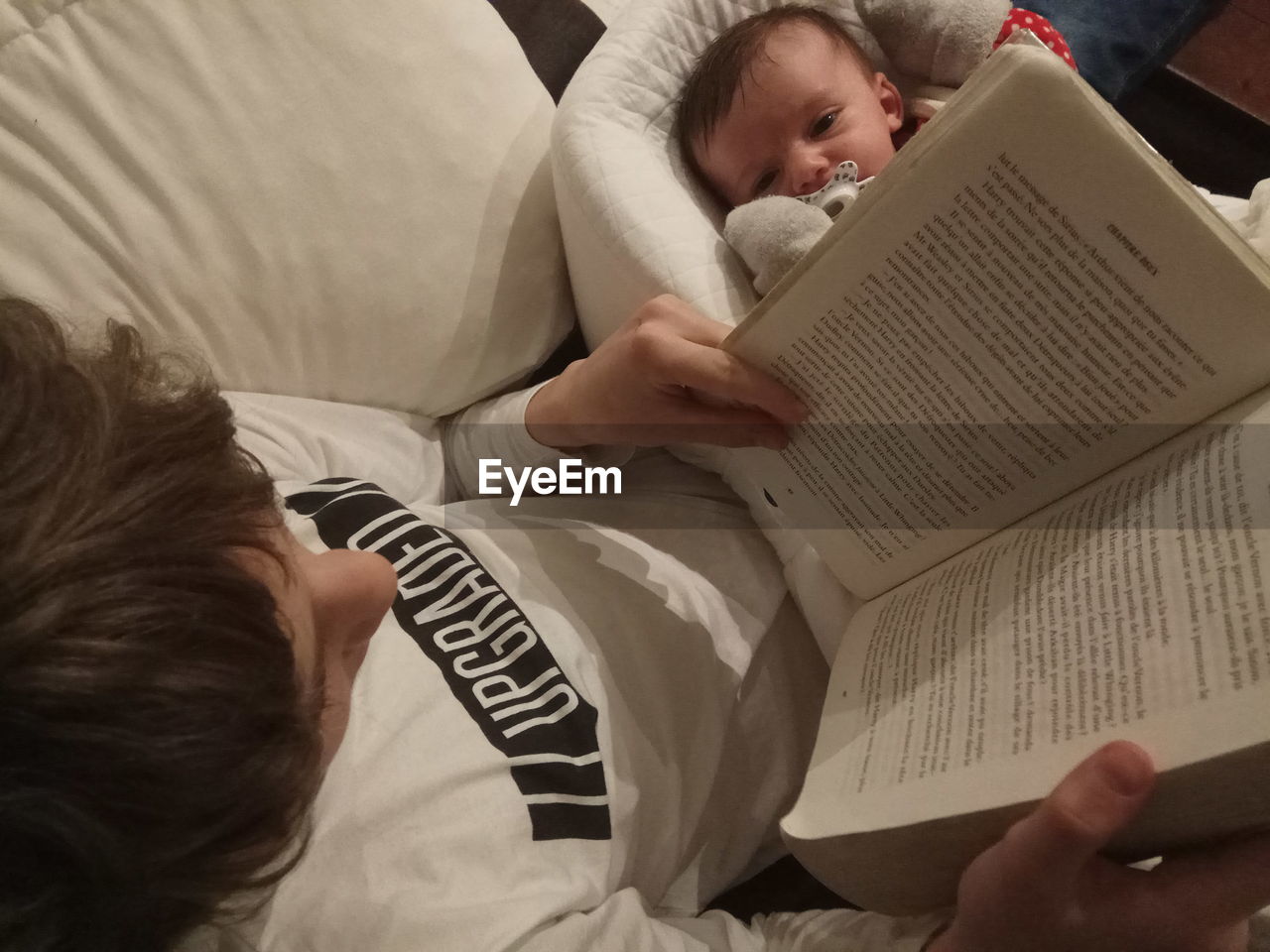 HIGH ANGLE VIEW OF BABY HAND ON BOOK