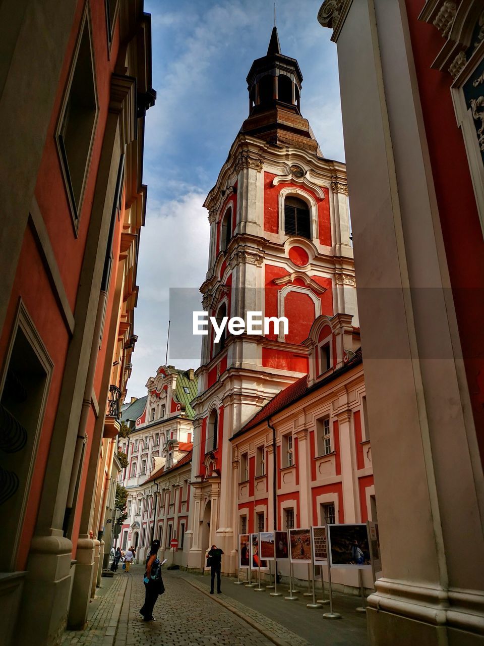 LOW ANGLE VIEW OF BUILDINGS AGAINST SKY