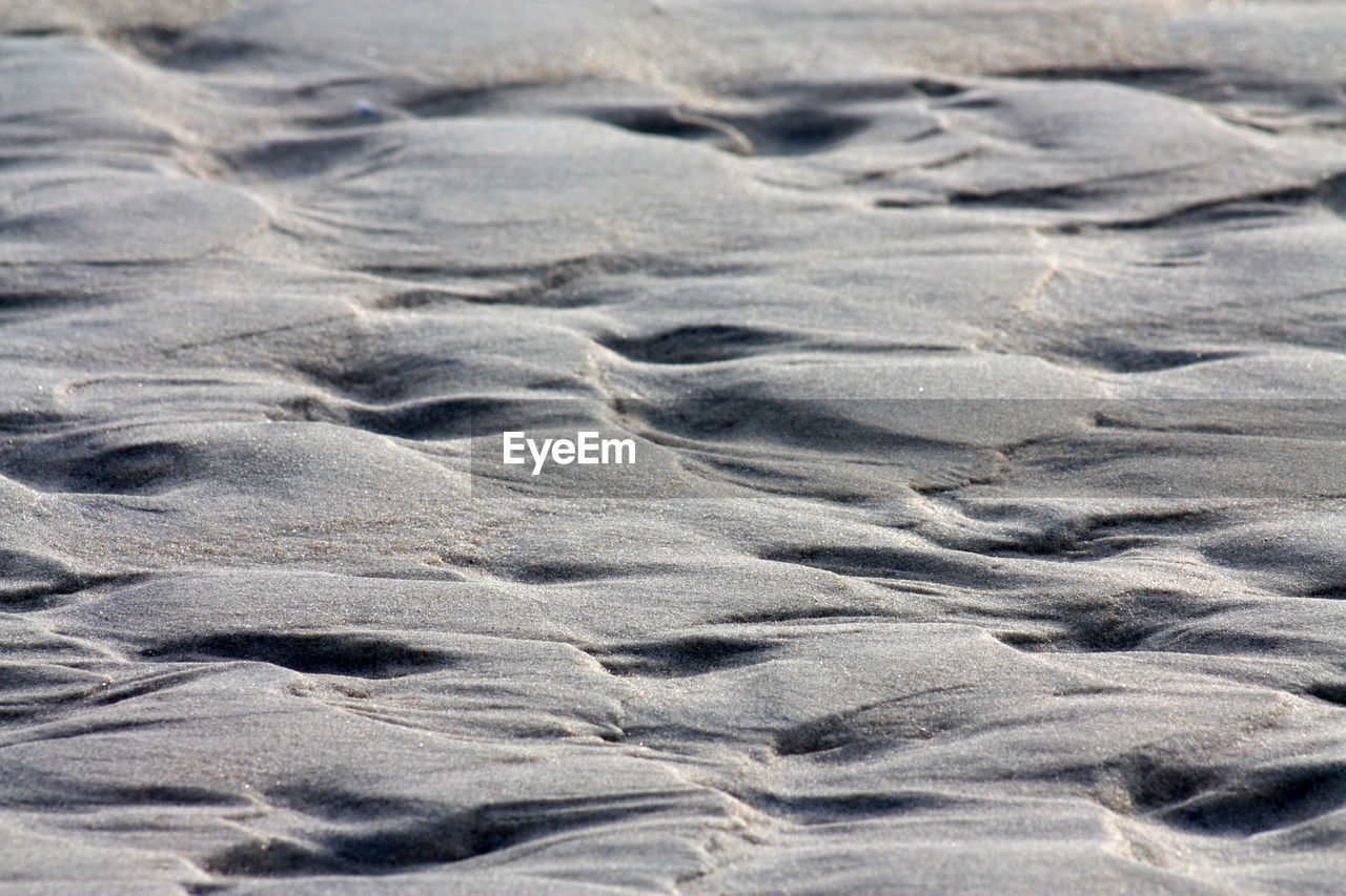 FULL FRAME SHOT OF WATER IN SHALLOW