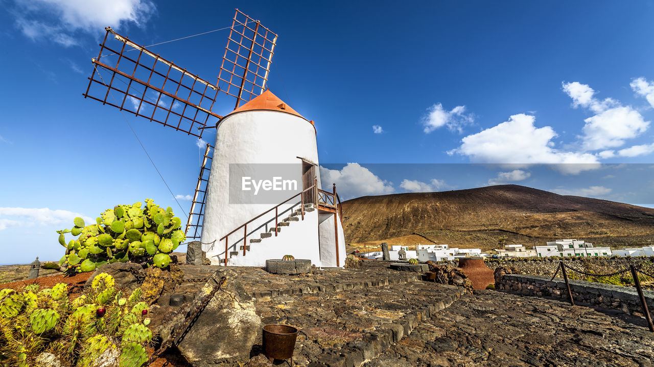 LOW ANGLE VIEW OF WIND TURBINE AGAINST SKY