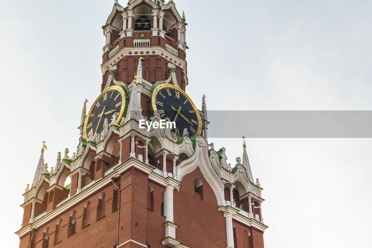 Spasskaya tower of the kremlin moscow big clock and bell ringing