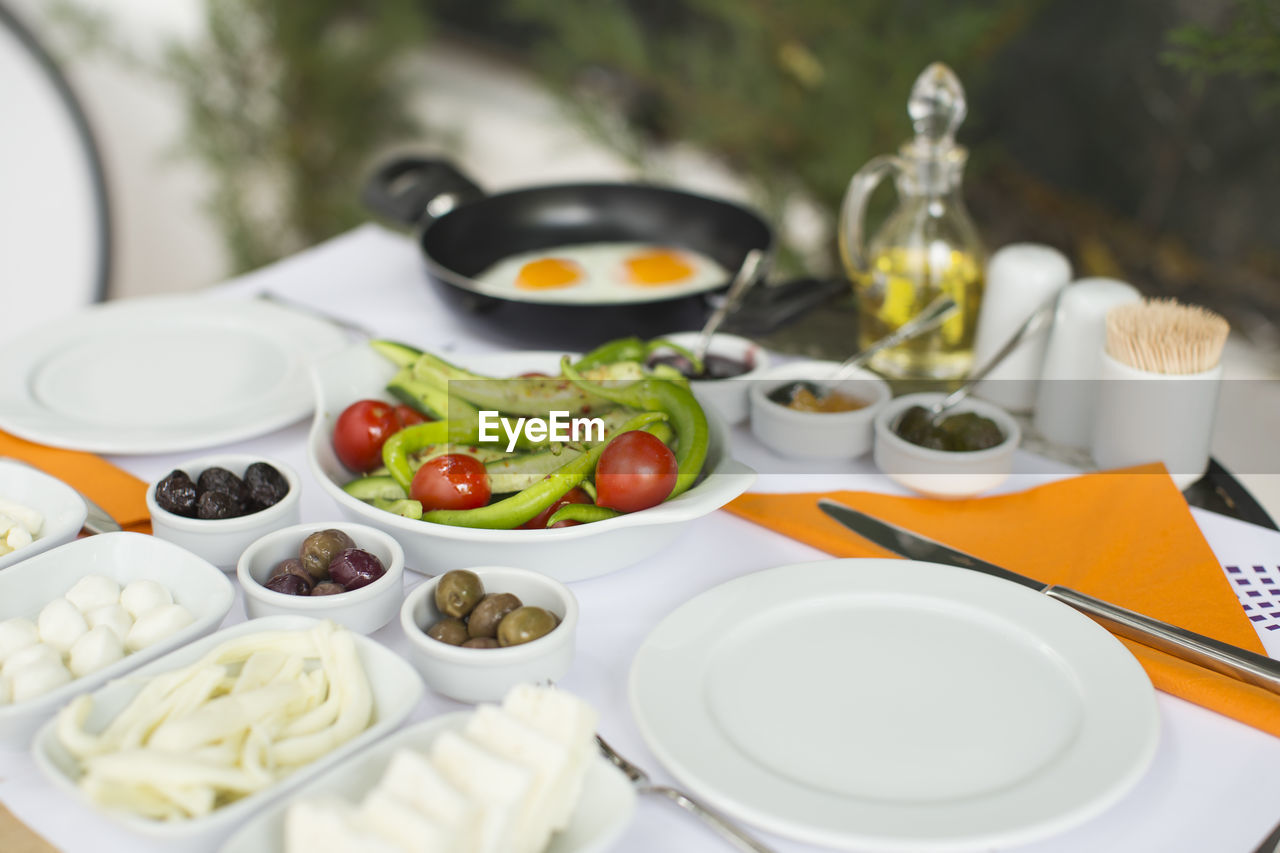 HIGH ANGLE VIEW OF FOOD IN PLATE ON TABLE