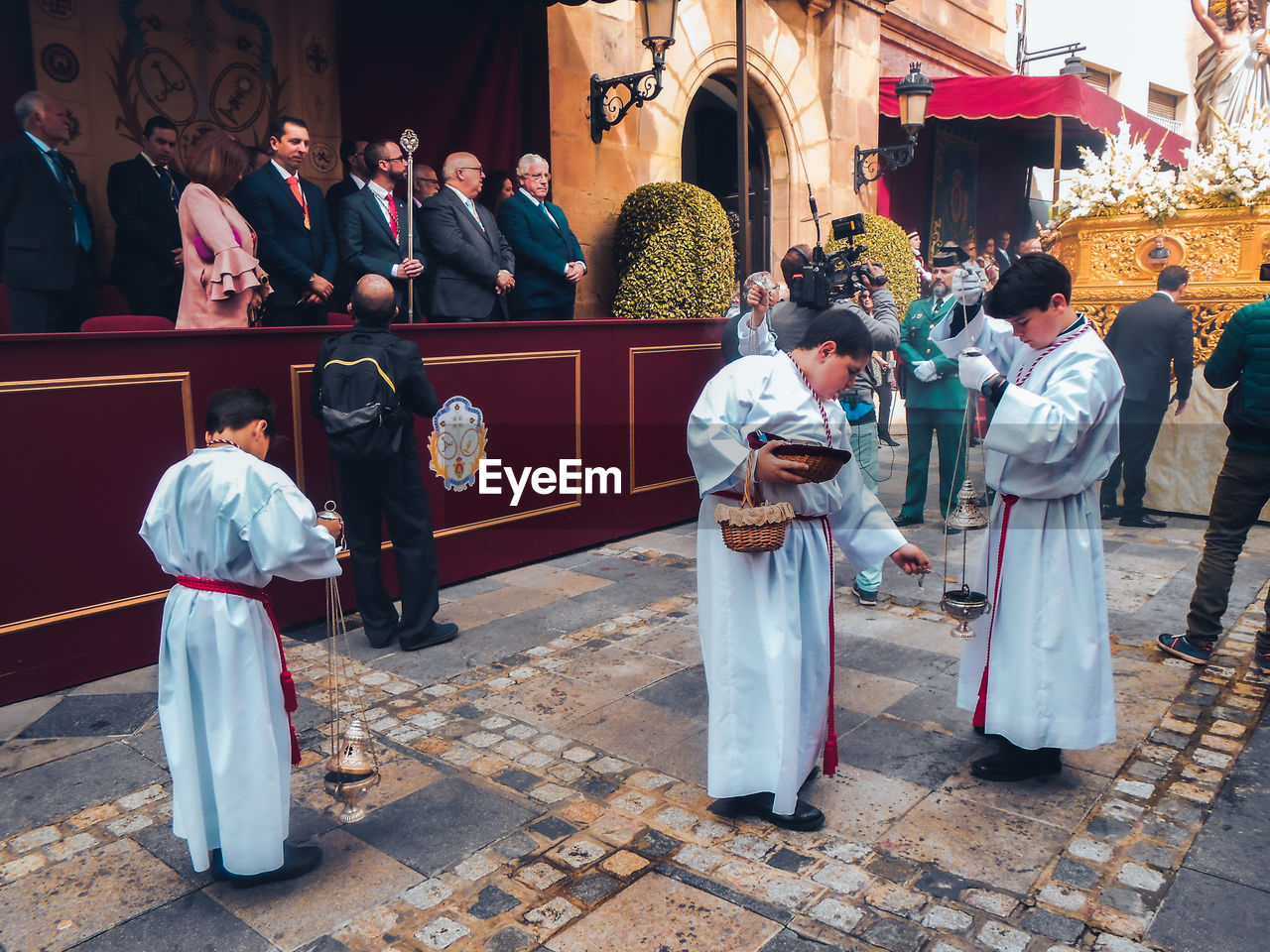 GROUP OF PEOPLE IN THE TEMPLE