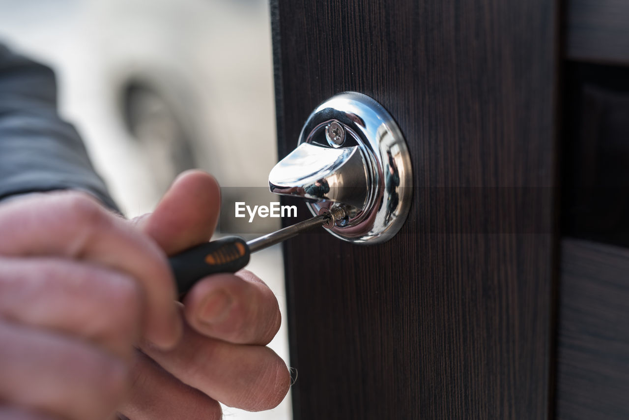 hand, door handle, one person, holding, adult, close-up, door, entrance, protection, men, key, lock, handle, security, selective focus, metal, indoors, wood, finger, knob, focus on foreground