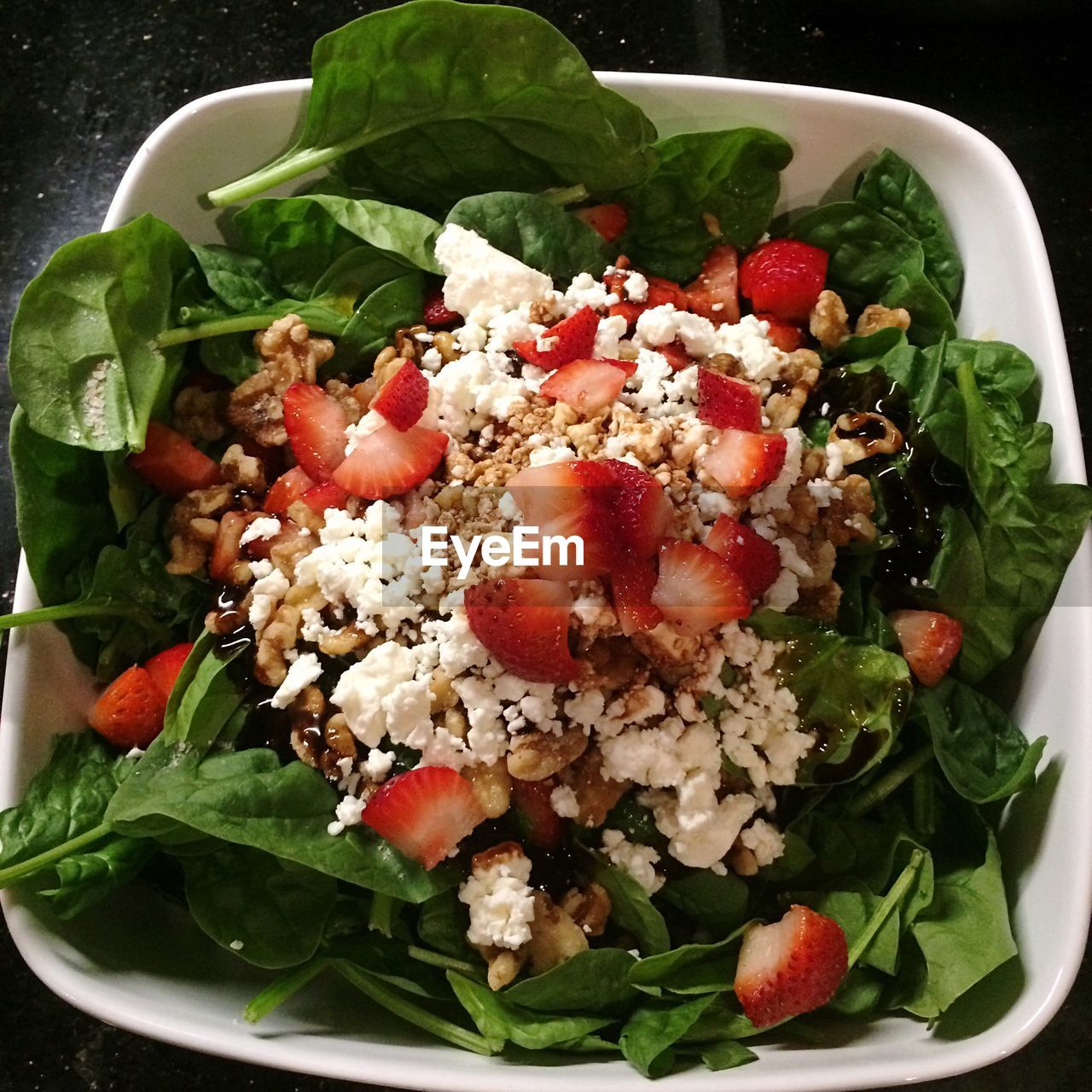 HIGH ANGLE VIEW OF SALAD IN PLATE