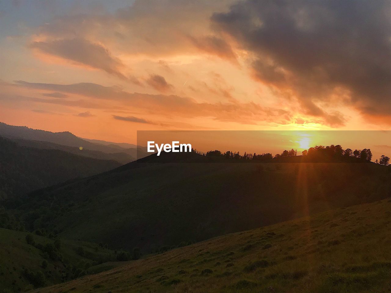 SCENIC VIEW OF LANDSCAPE AGAINST SUNSET SKY