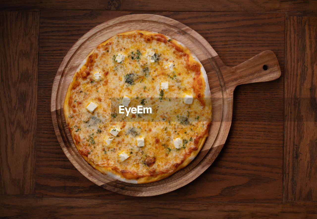 HIGH ANGLE VIEW OF PIZZA IN PLATE