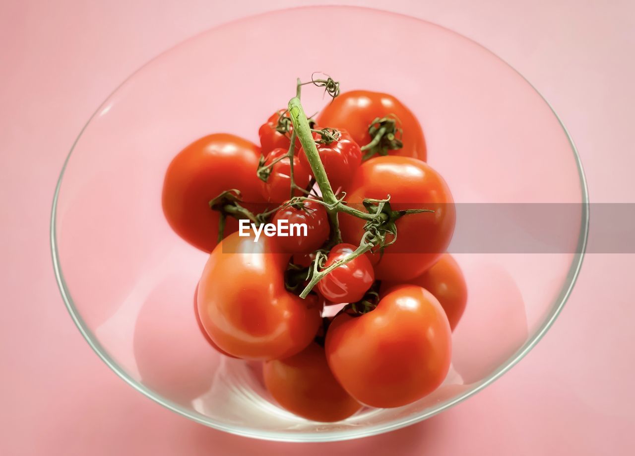 CLOSE-UP OF CHERRIES IN BOWL