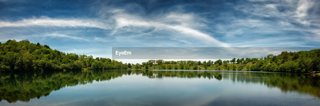 SCENIC VIEW OF LAKE AND TREES AGAINST SKY