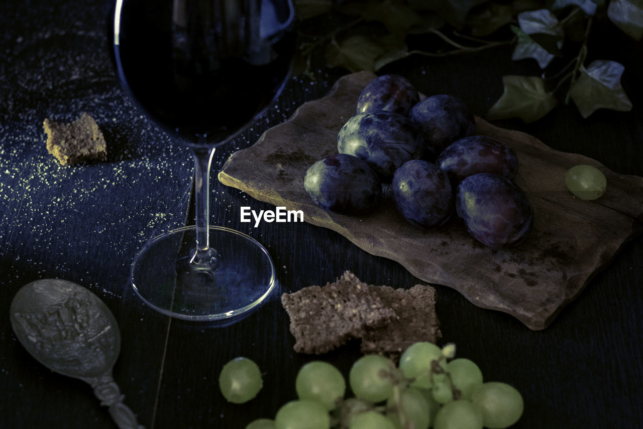 HIGH ANGLE VIEW OF GRAPES ON TABLE