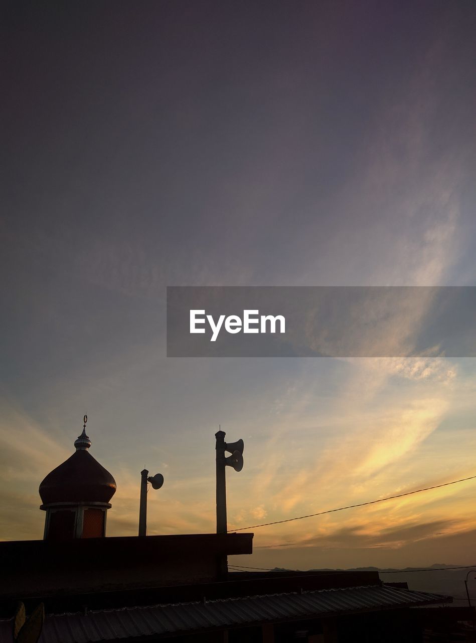 LOW ANGLE VIEW OF SILHOUETTE BUILDINGS AGAINST SKY DURING SUNSET