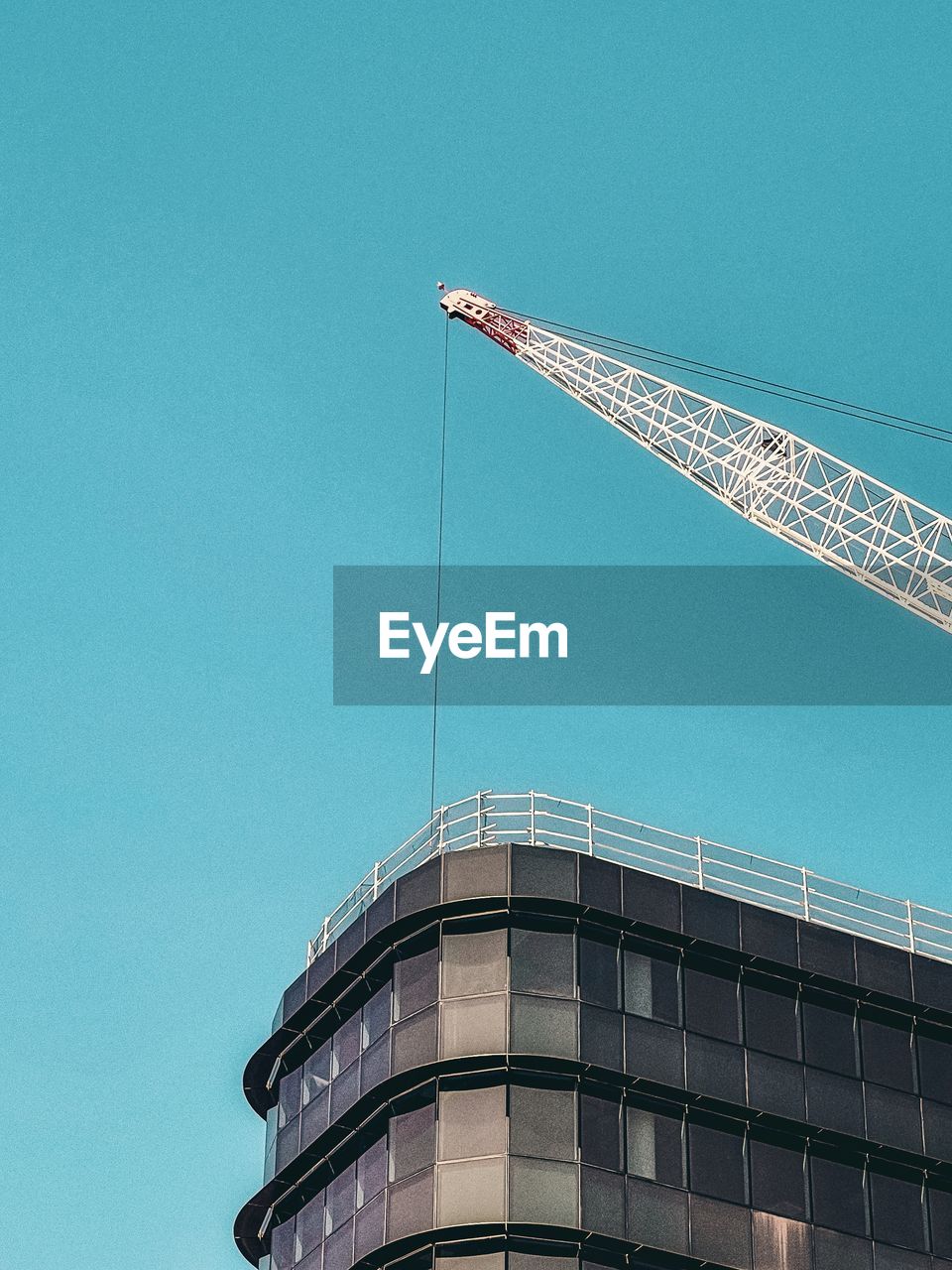 LOW ANGLE VIEW OF BUILDING AGAINST CLEAR BLUE SKY