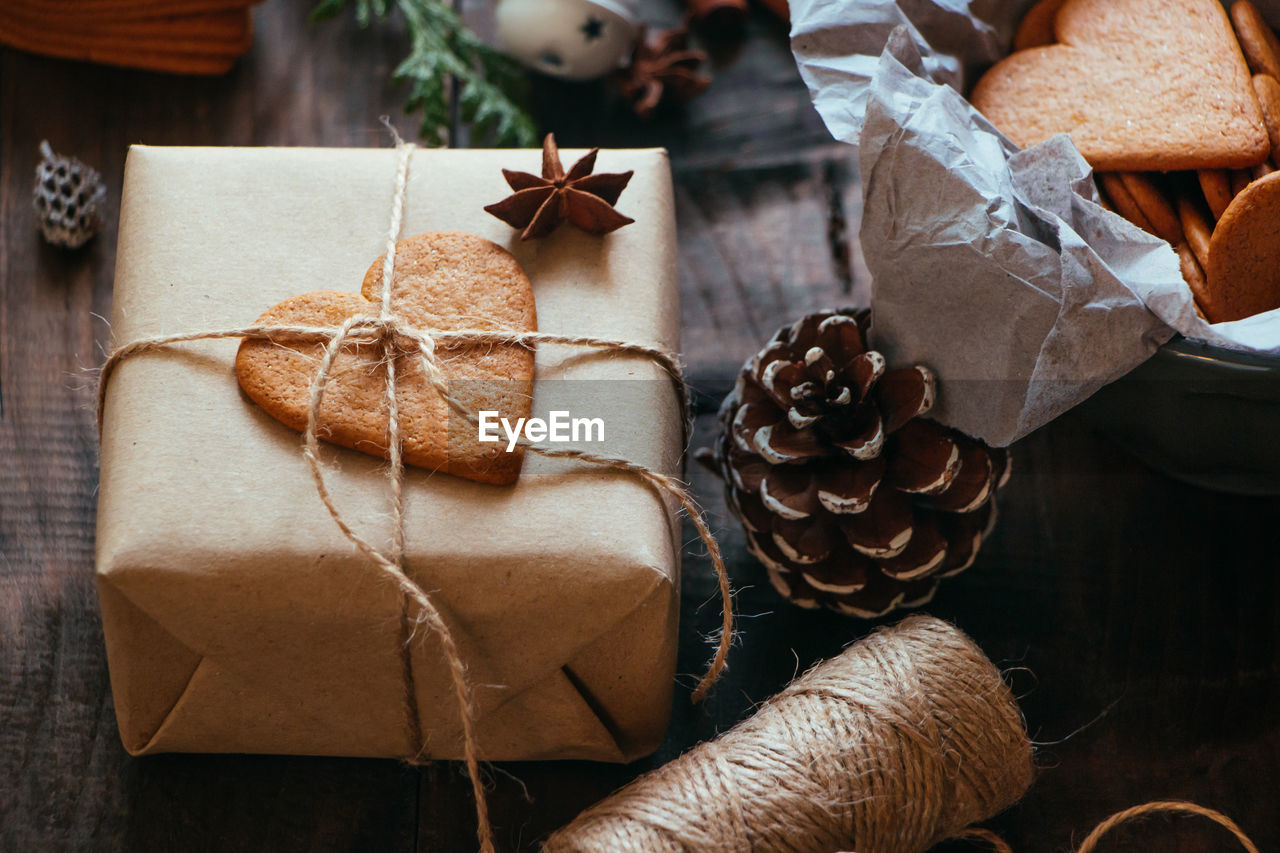 HIGH ANGLE VIEW OF CHRISTMAS DECORATION IN BOX