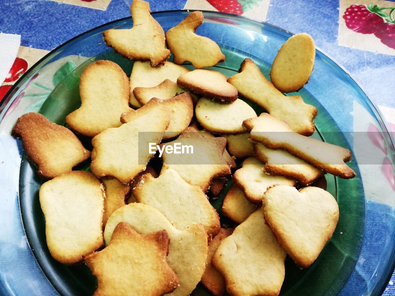 CLOSE-UP OF BREAD