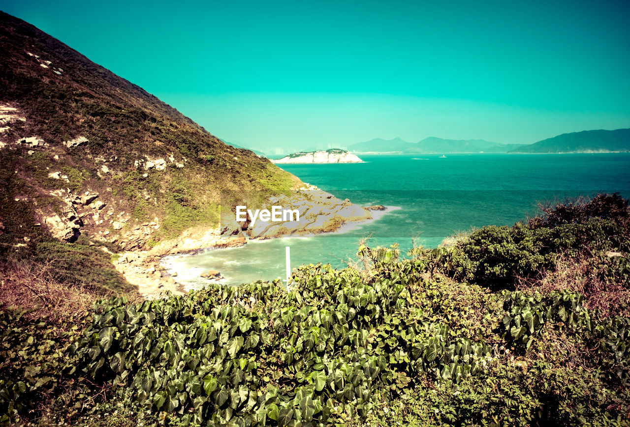 SCENIC VIEW OF SEA AND MOUNTAINS AGAINST SKY