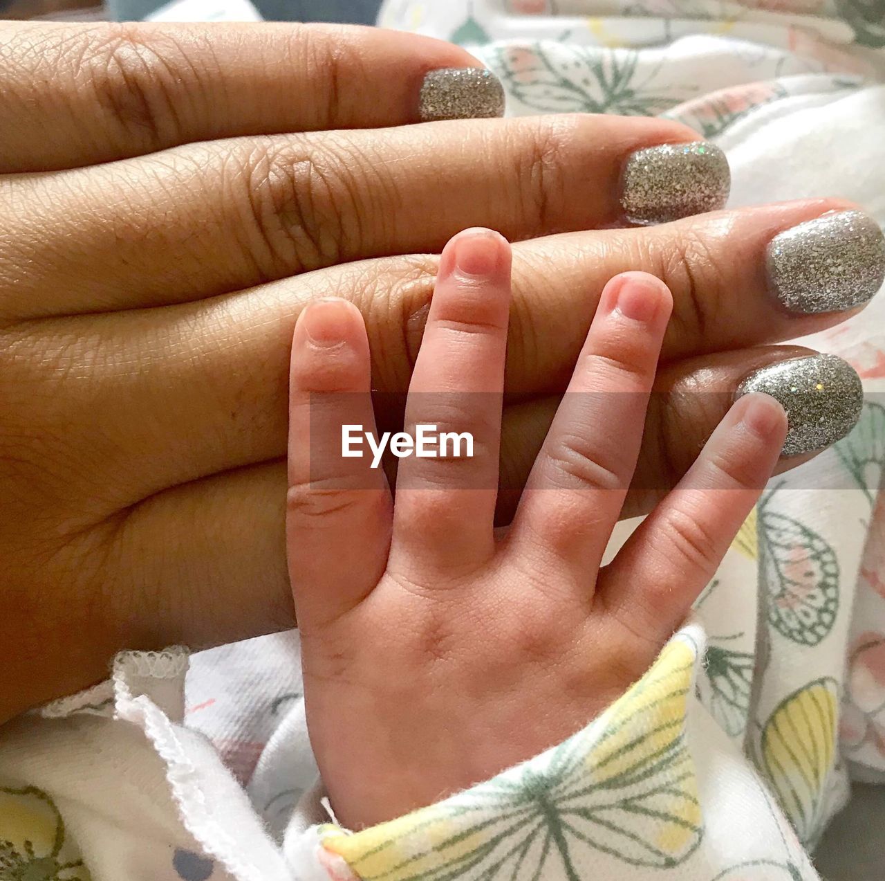 CLOSE-UP OF HANDS HOLDING BABY FEET