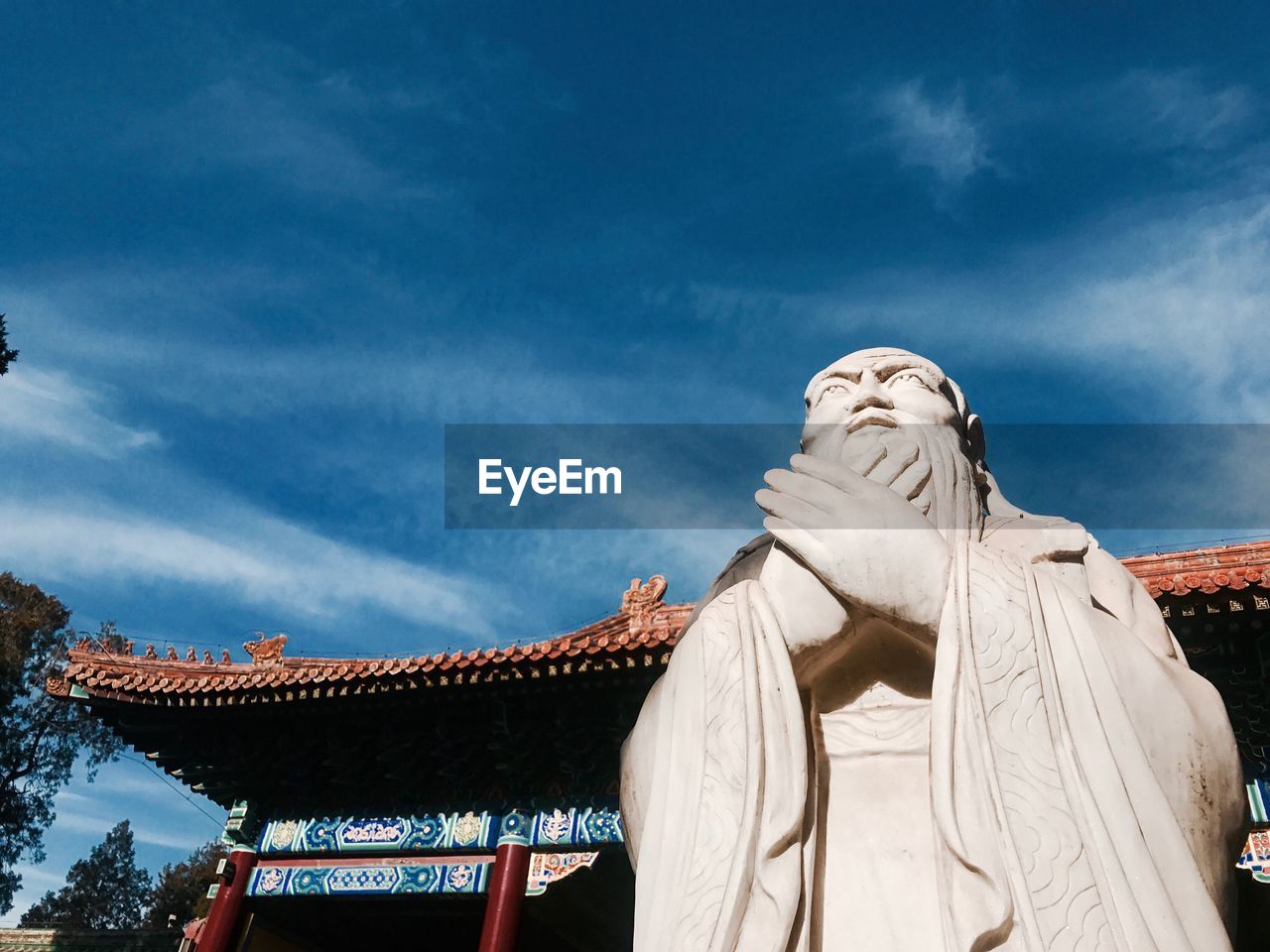 LOW ANGLE VIEW OF STATUES AGAINST SKY