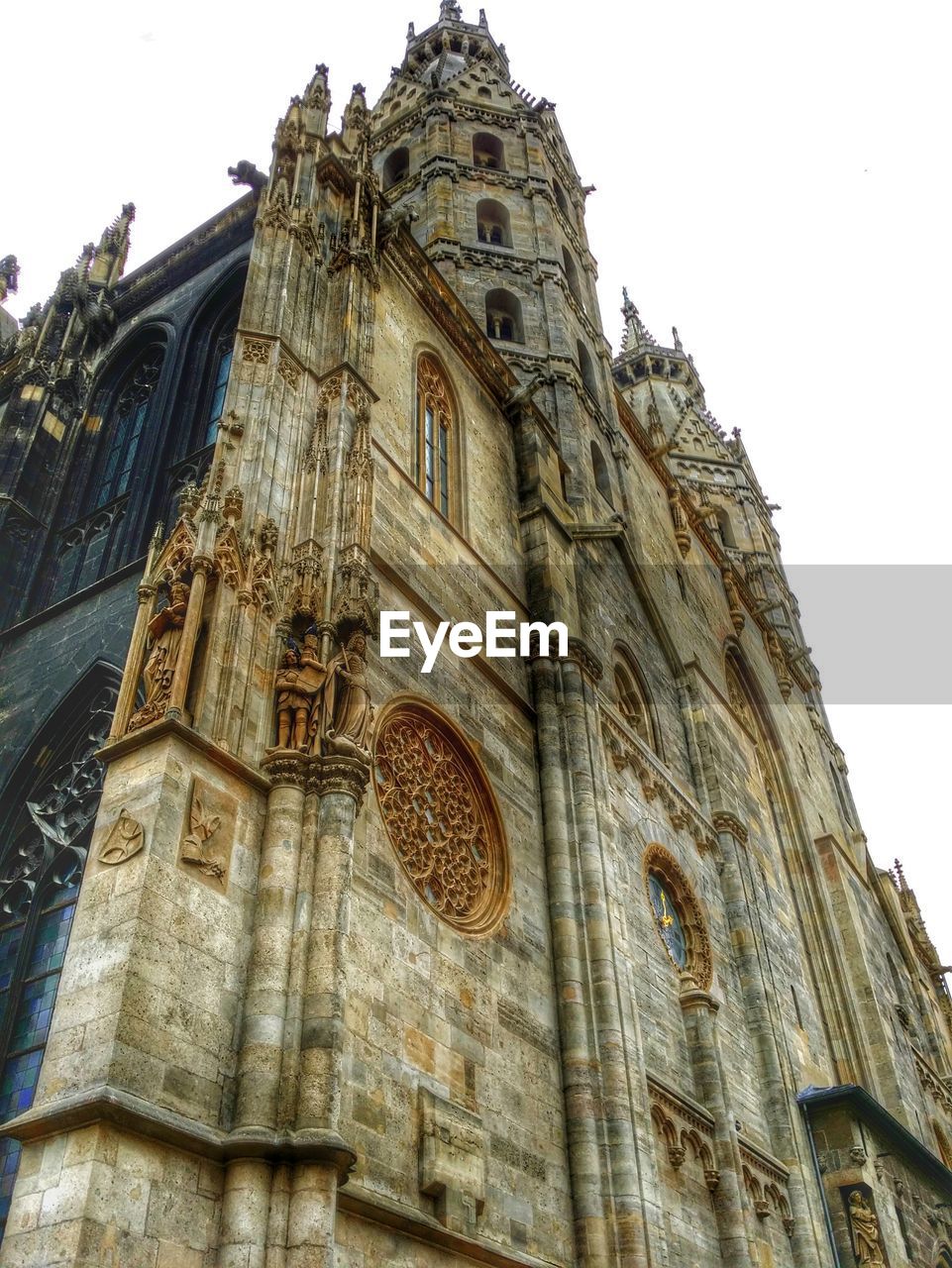 LOW ANGLE VIEW OF HISTORICAL BUILDING AGAINST SKY