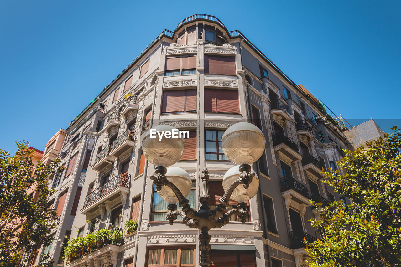 LOW ANGLE VIEW OF BUILDING AGAINST BLUE SKY