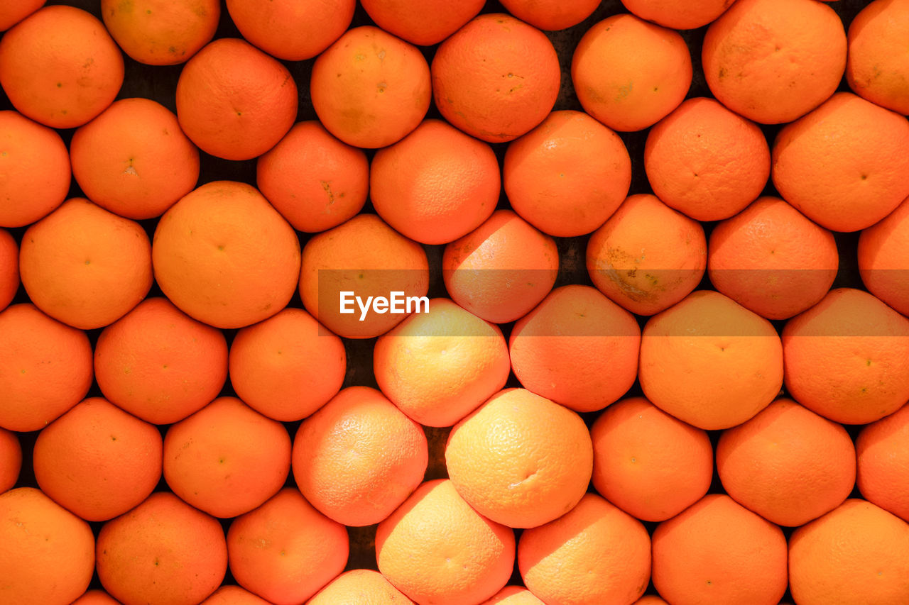 FULL FRAME SHOT OF ORANGE FRUITS IN MARKET