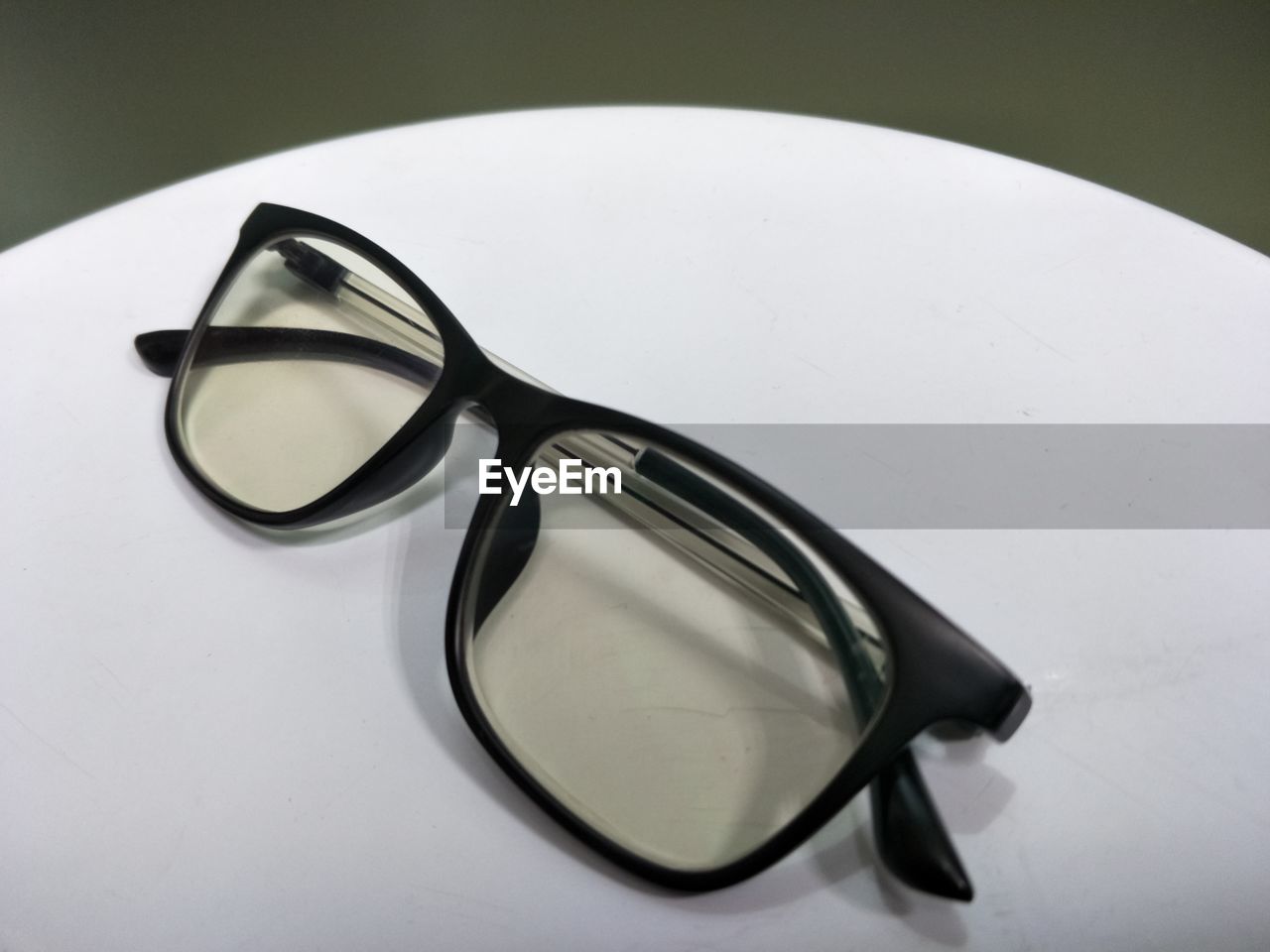 HIGH ANGLE VIEW OF SUNGLASSES AND TABLE ON MIRROR