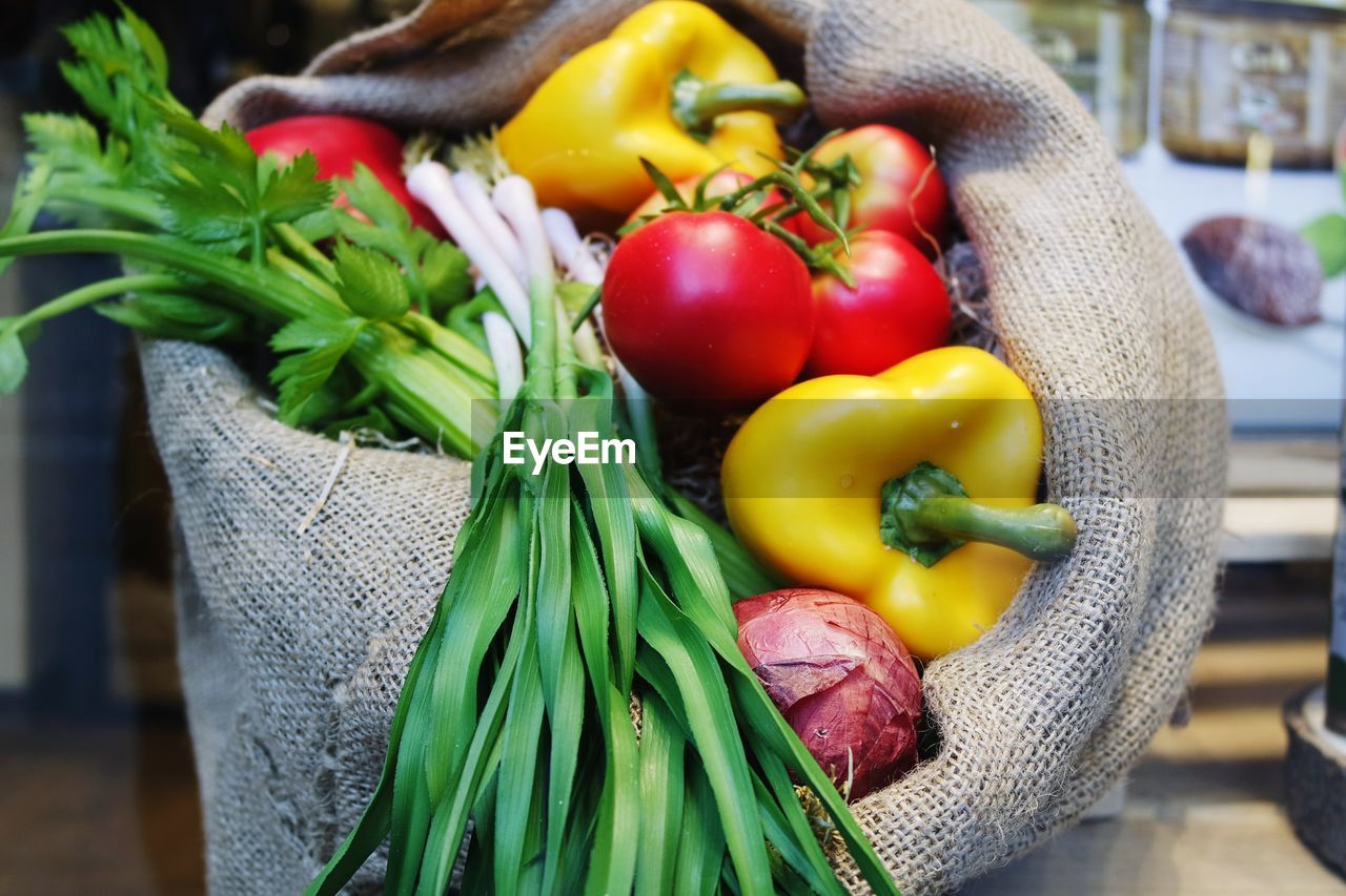 CLOSE-UP OF TOMATOES AND VEGETABLES ON TABLE