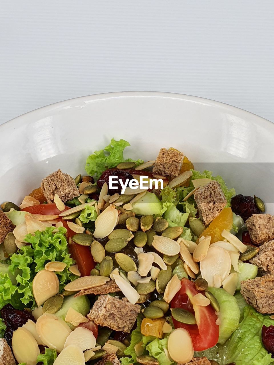 HIGH ANGLE VIEW OF FRESH MEAL IN BOWL