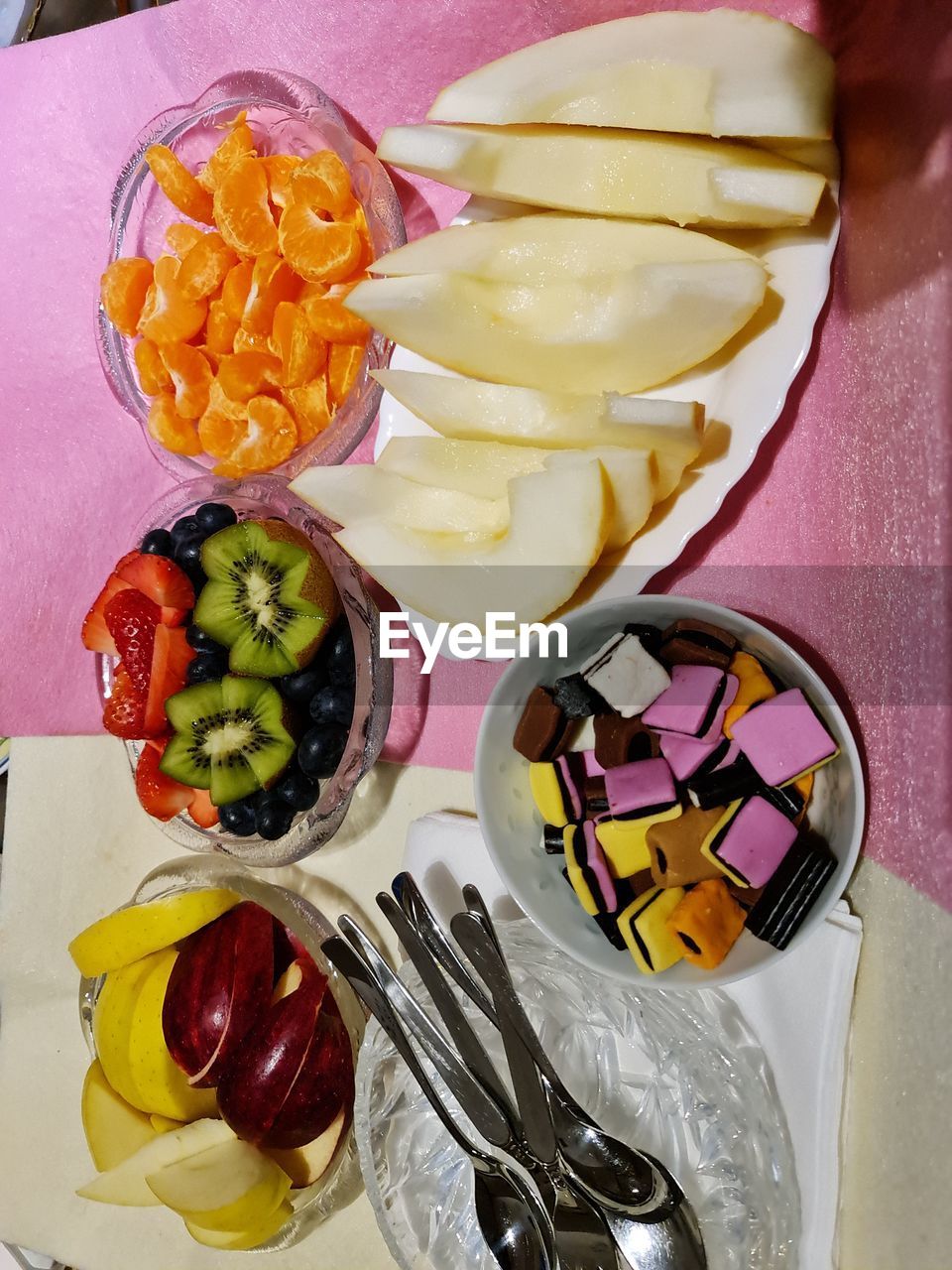 Obst und Sweets Flower Multi Colored Plate Fruit Directly Above Variation SLICE High Angle View Close-up Food And Drink Sashimi  Japanese Food Passion Fruit Kiwi - Fruit Gelatin Dessert Tuna Salmon - Seafood Salmon Pitaya Sushi