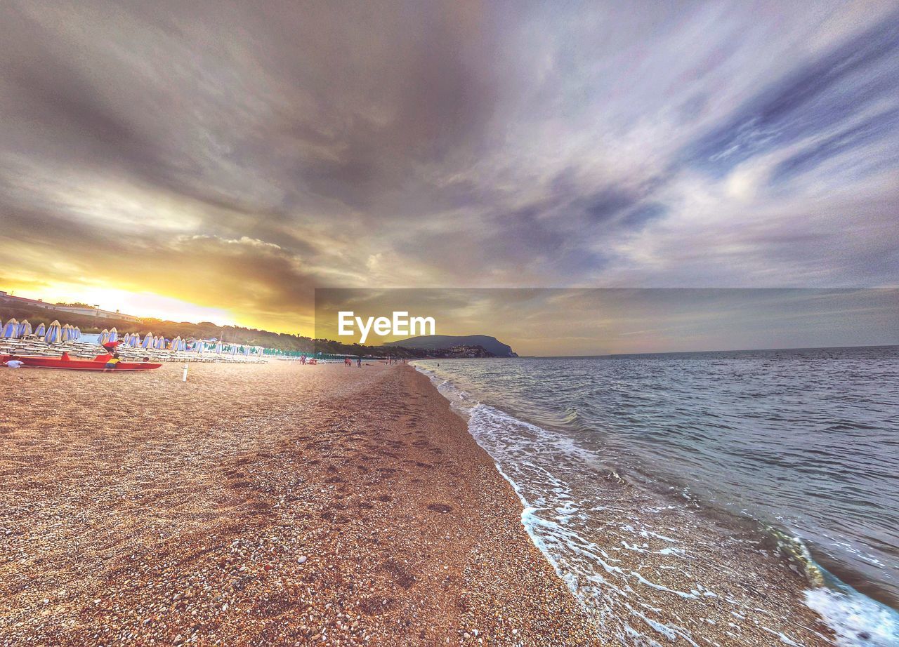 SCENIC VIEW OF SEA AGAINST SKY AT SUNSET