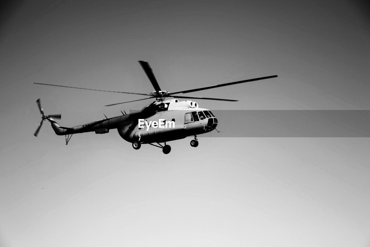 LOW ANGLE VIEW OF AIRPLANE FLYING AGAINST CLEAR SKY