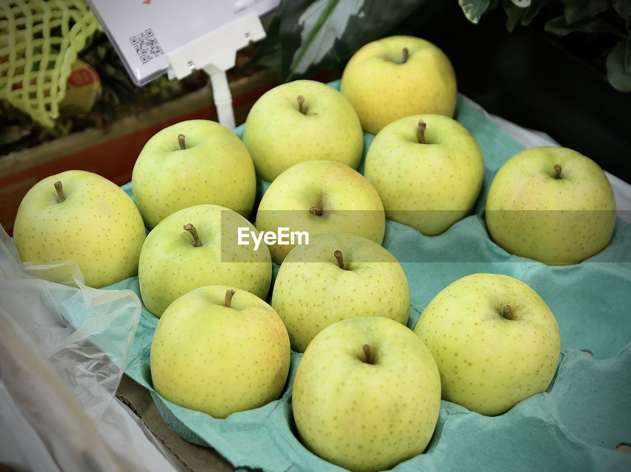 food and drink, food, plant, fruit, healthy eating, freshness, wellbeing, apple, produce, no people, granny smith, retail, market, apple - fruit, container, large group of objects, abundance, high angle view, still life, basket, market stall, close-up, citrus, green, organic, for sale